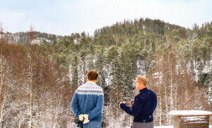 To menn ser ut over skogen (bilde)