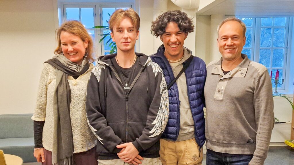 Bilde av ungdommer sammen med Juni Raak Høiseth og Petter Viksveen i anledning Rom for medvirkning