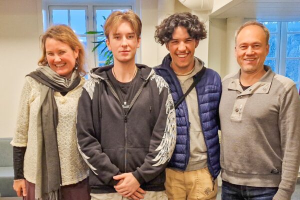 Bilde av ungdommer sammen med Juni Raak Høiseth og Petter Viksveen i anledning Rom for medvirkning