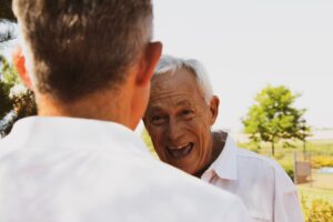 Bilde av en eldre og en yngre mann som snakker sammen