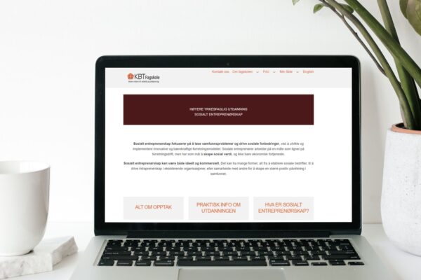 Bilde av en kaffekopp og en laptop som viser nettsiden til KBT Fagskole.