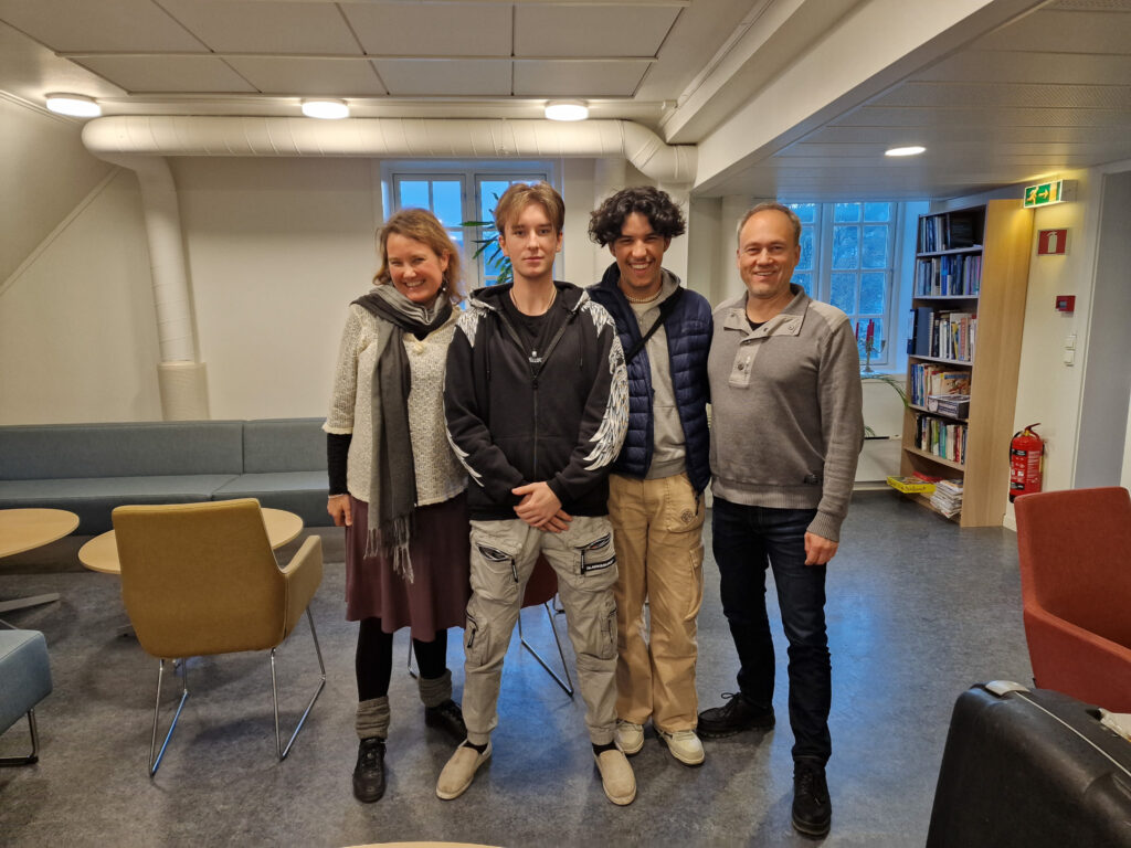 Bilde av Juni Raak Høiseth, ungdommer i ressursgruppe Håkon og Oliver samt forsker Petter Viksveen