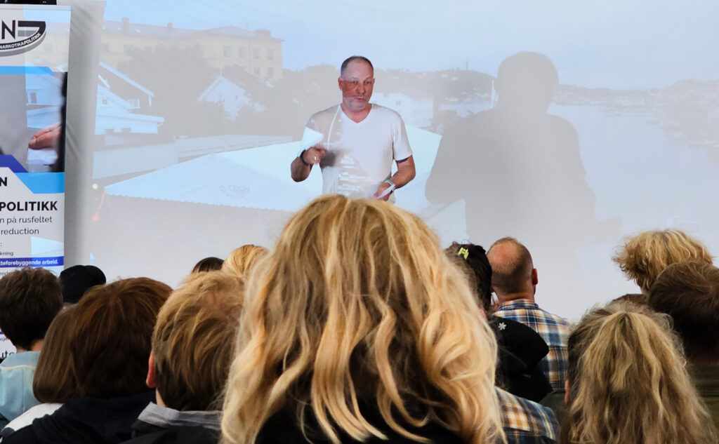 Bilde av Asbjørn Larsen som snakker for en forsamling