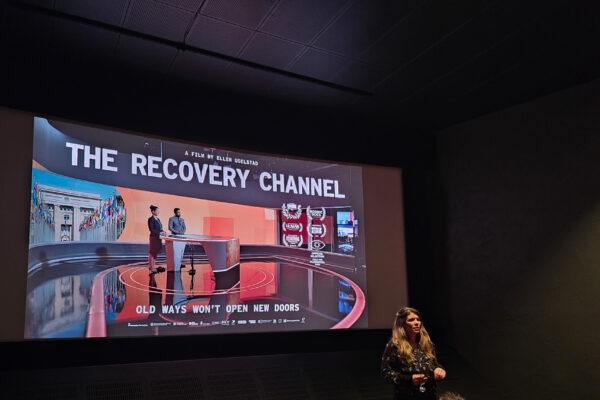 Ellen Ugelstad presenterer filmen the recovery channel (bilde)