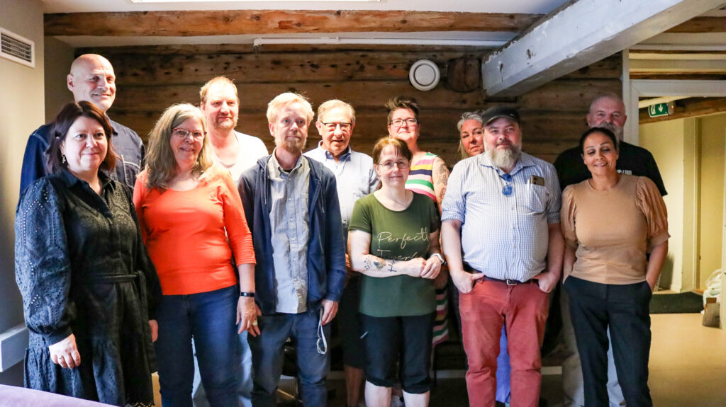 Bilde av det nye brukerrådet i Trondheim kommune sammen med ansatte fra kommunen