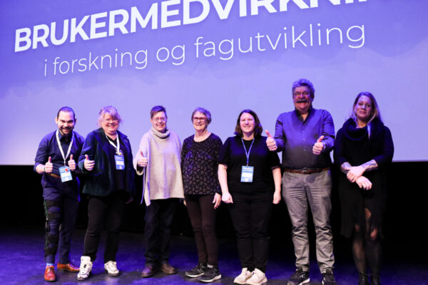 I mars 2025 var KBT medarrangør på en konferanse om brukermedvirkning i forskning og fagutvikling. Her ble blant annet flere nyttige opplæringsprogram presentert. På bildet er arbeidsutvalget som stod bak konferansen. Foto: Olga Kundryutskova
