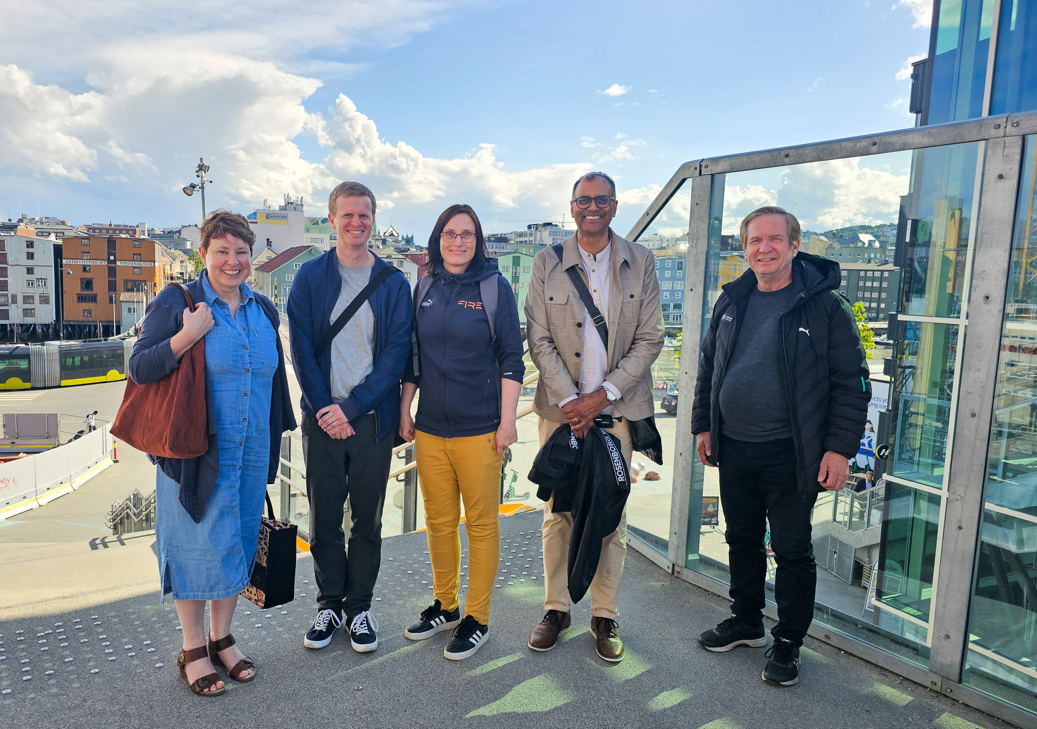 Mary Leamy sammen med ansatet i KBT fagskole