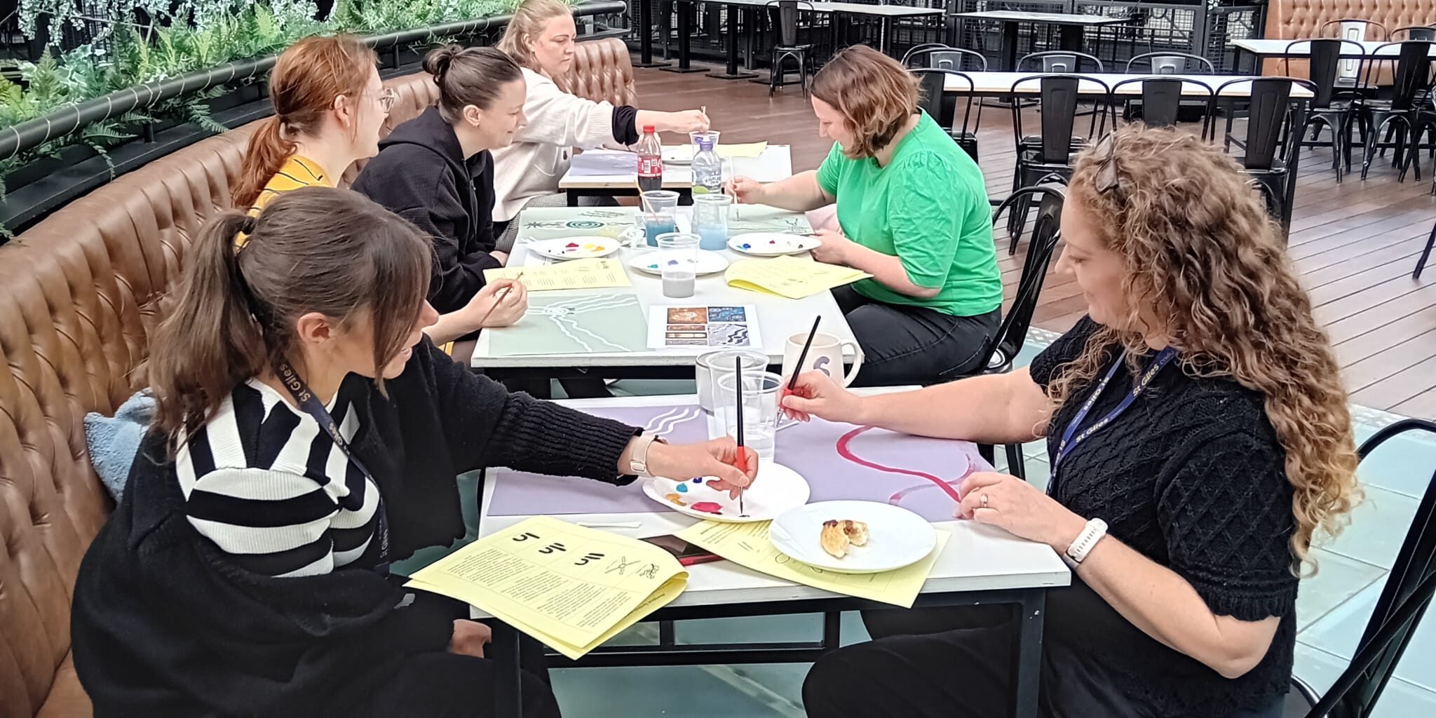 Learning Aboriginal art. At the boost project, they regulary have welfare days. One of the activities on welfare days, can be painting. At the visit we learned about how Aboriginalart can be used both to story telling and processing your own story. Photo: Lucy Leighton at St. Giles foundation