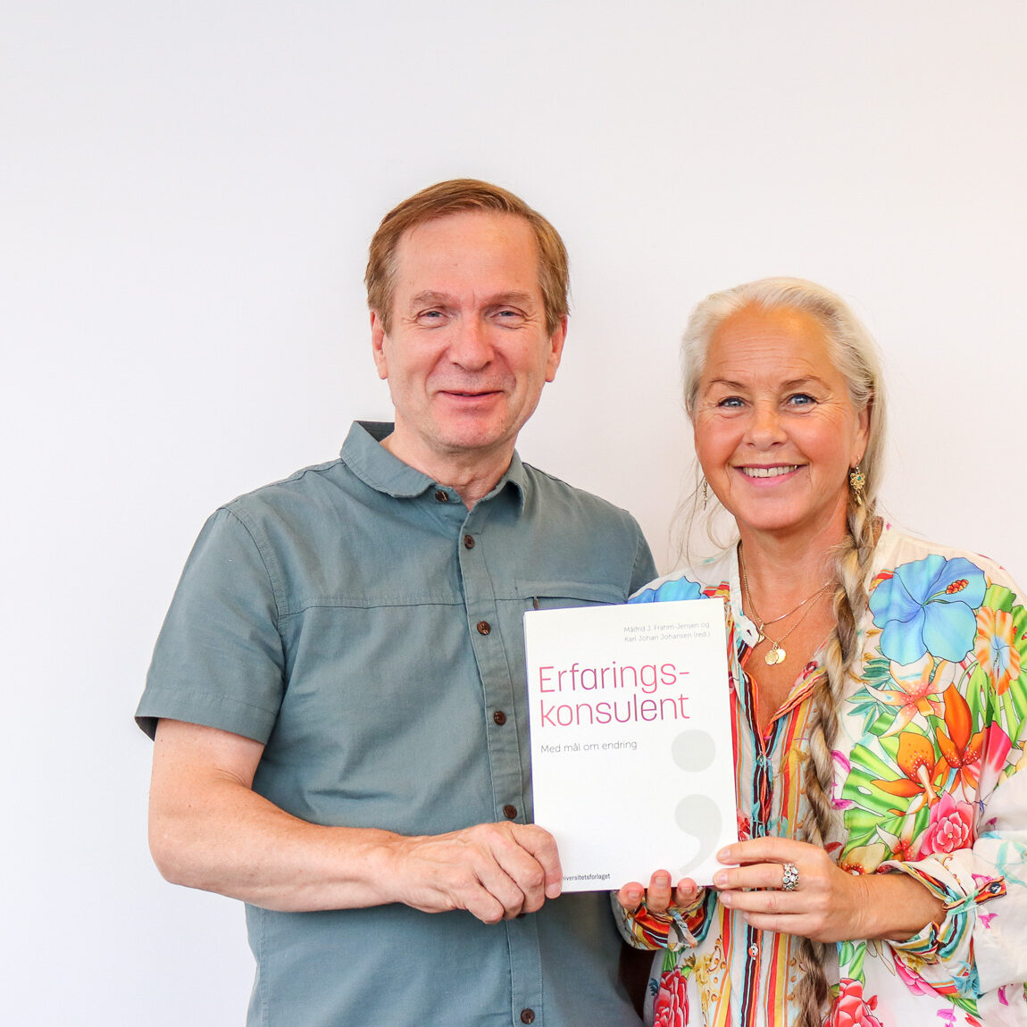 Bilde av Karl Johan Johansen og Målfrid J. Frahm-Jensen som holder boka Erfaringskonsulent; med mål om endring